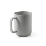 Tasse en céramique grise sur fond blanc