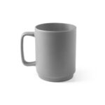 Tasse en céramique grise sur fond blanc