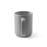 Tasse en céramique grise sur fond blanc