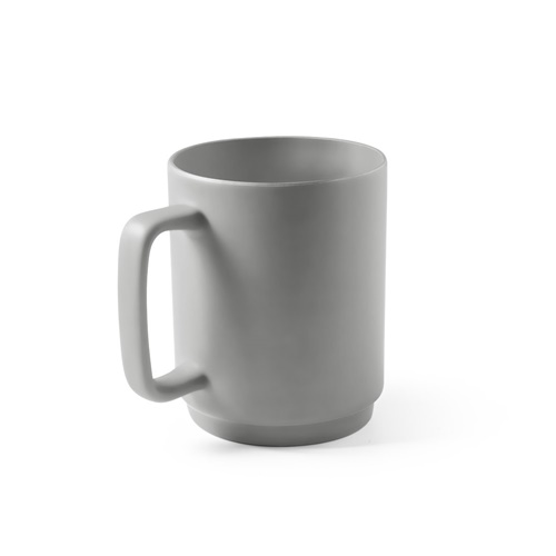 Tasse en céramique grise sur fond blanc