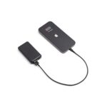 Batterie externe rechargeant un smartphone noir