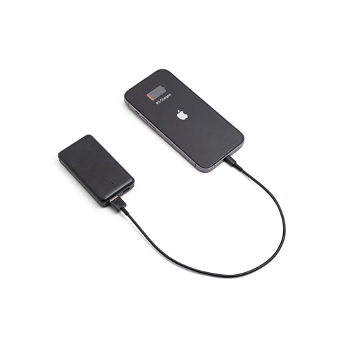 Batterie externe rechargeant un smartphone noir