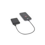 Batterie externe rechargeant un smartphone noir