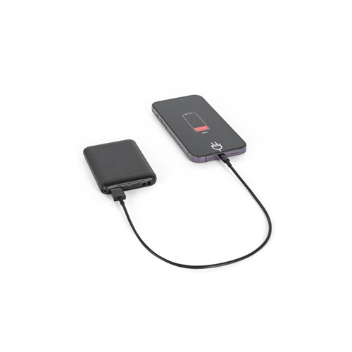 Batterie externe rechargeant un smartphone noir