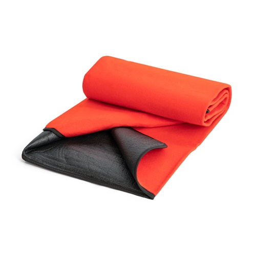 Couverture polaire rouge doublée noir repliée