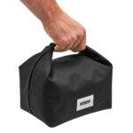 Main tenant un sac isotherme noir