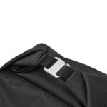 Boucle métallique et sangle sur sac noir