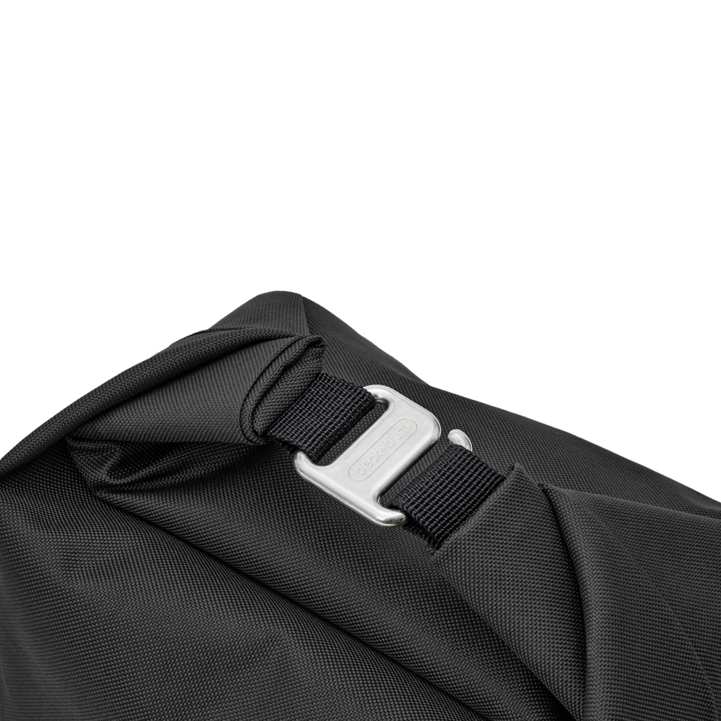 Boucle métallique et sangle sur sac noir