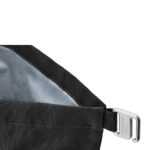 Pochette noire avec intérieur gris et crochet métallique