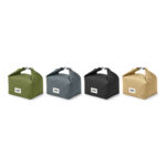 Quatre sacs isothermes de couleurs variées alignés.