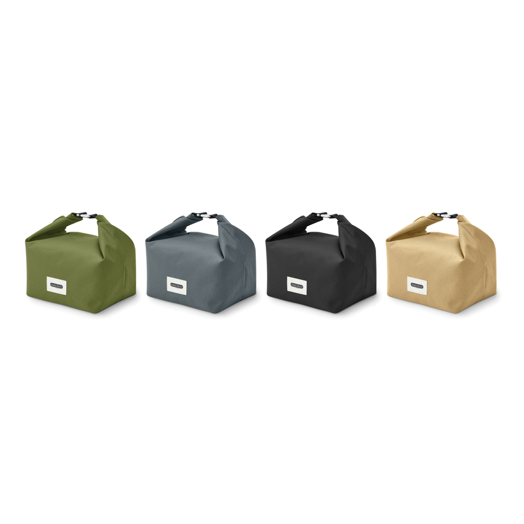 Quatre sacs isothermes de couleurs variées alignés.