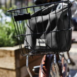 Sac noir dans panier arrière de vélo
