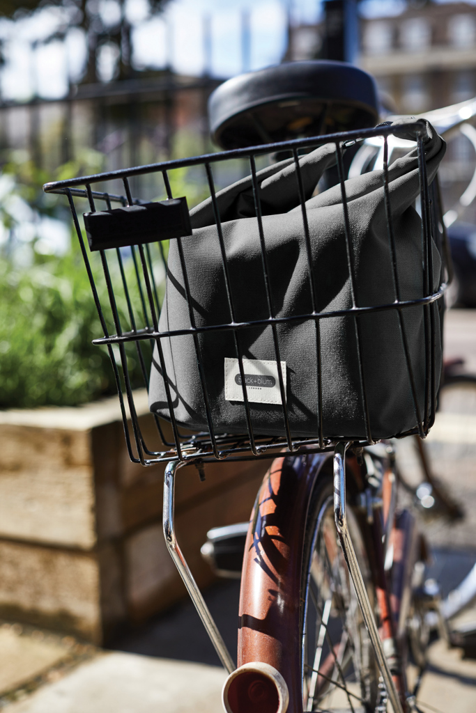 Sac noir dans panier arrière de vélo