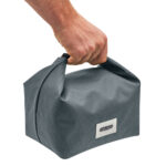 Main tenant un sac gris rectangulaire