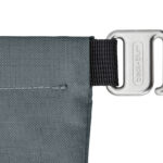 Boucle métallique fixée à un tissu gris