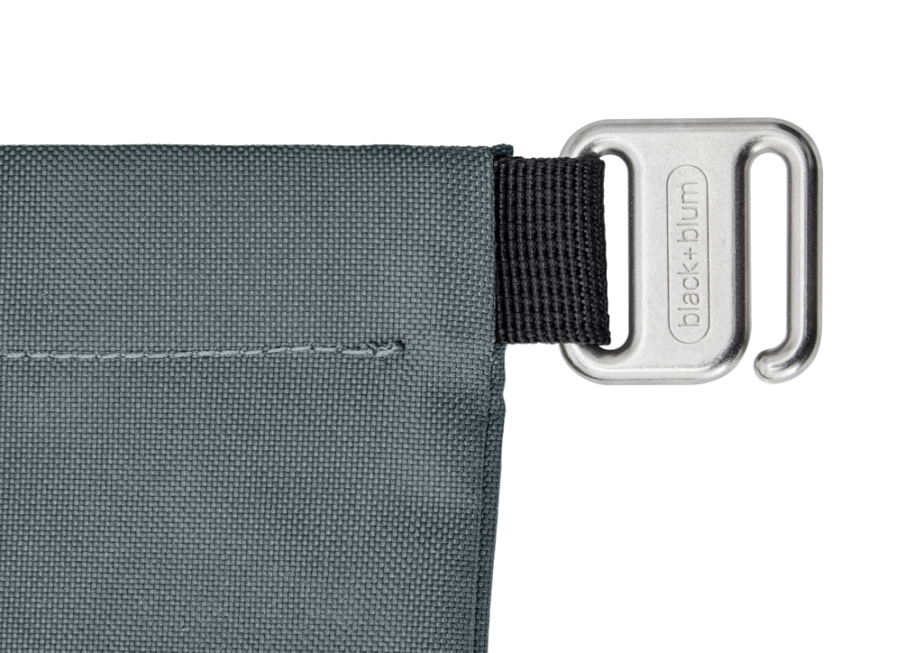 Boucle métallique fixée à un tissu gris