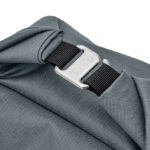 Boucle métallique sur sac gris imperméable