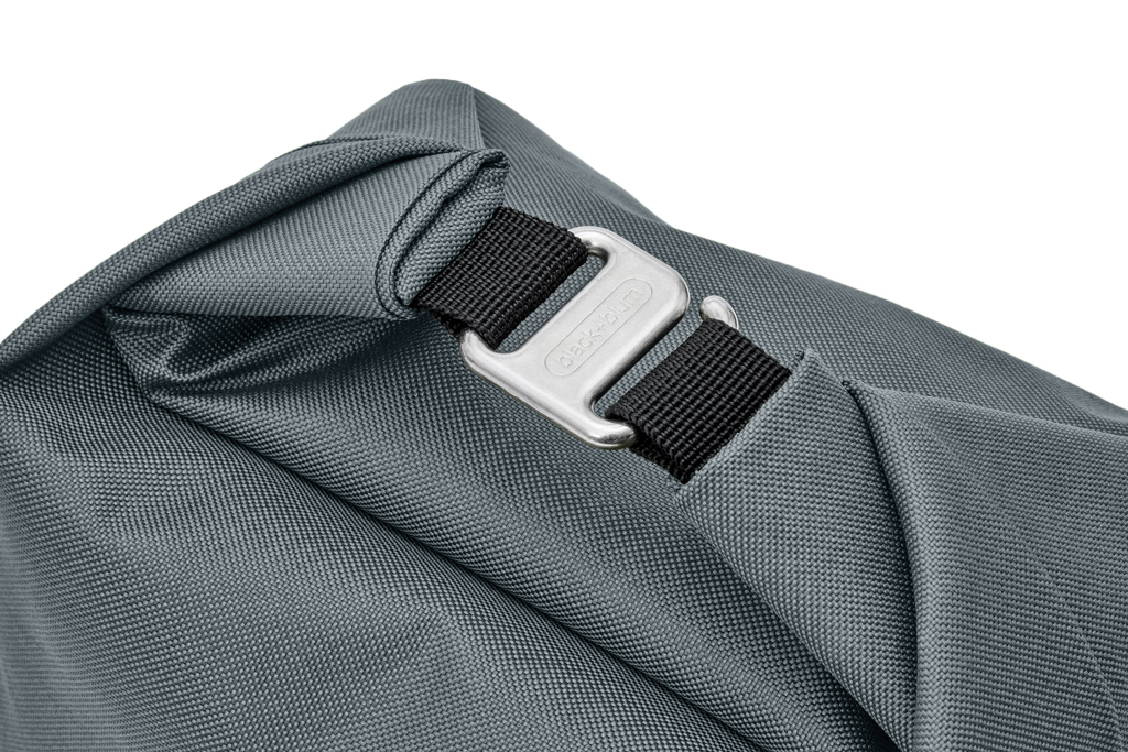 Boucle métallique sur sac gris imperméable