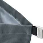 Sac gris avec boucle métallique argentée