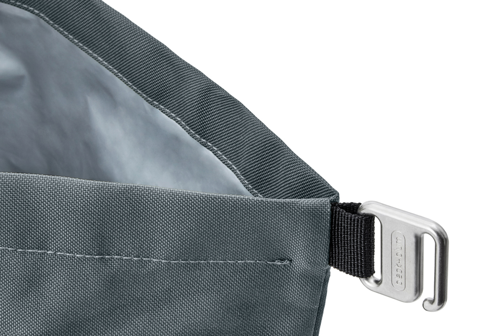 Sac gris avec boucle métallique argentée