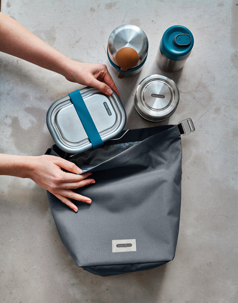 Préparation d’un repas avec contenants inox réutilisables.