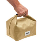 Main tenant un sac isotherme beige