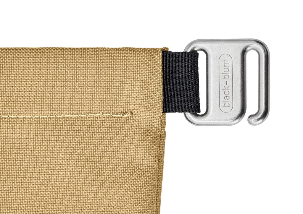 Bord de sac beige avec boucle métallique