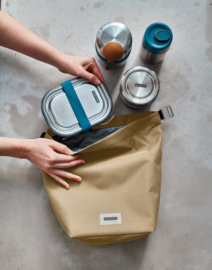 Préparation d’un sac avec boîtes repas réutilisables.