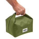 Main tenant un sac de pique-nique vert