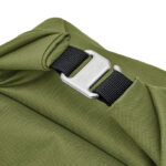 Boucle métallique sur sac vert en tissu