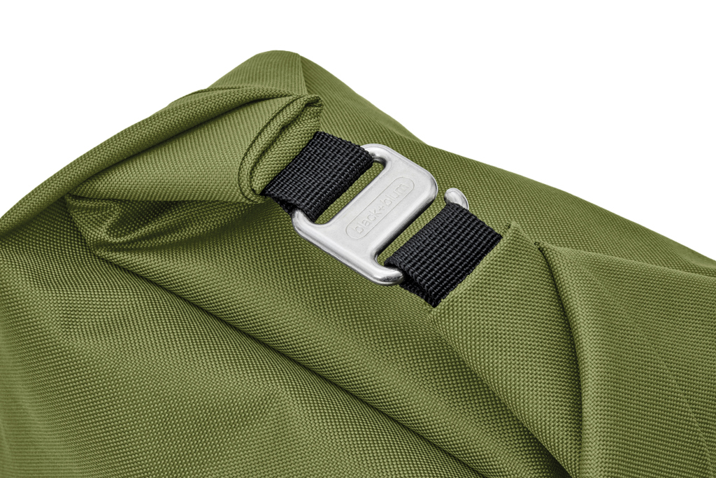 Boucle métallique sur sac vert en tissu