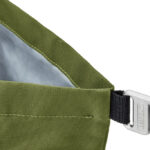 Sac vert avec attache métallique grise