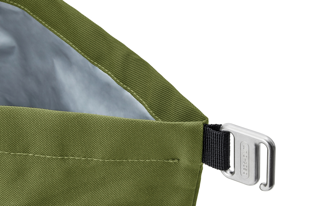 Sac vert avec attache métallique grise