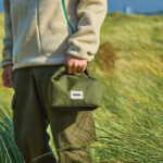 Personne tenant un sac vert en plein air
