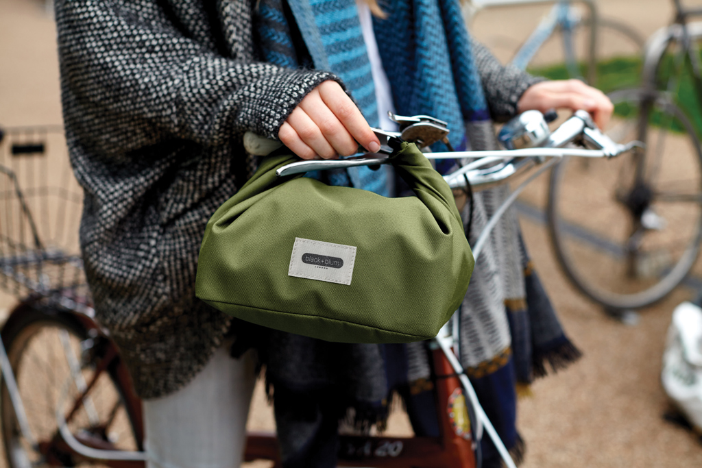 Sac repas vert accroché à un vélo.