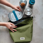 Préparation d’un sac repas avec contenants inox.