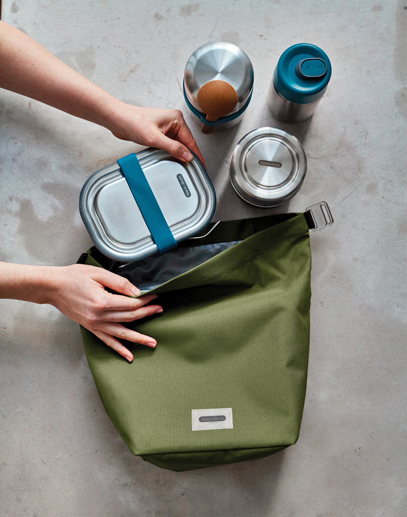 Préparation d’un sac repas avec contenants inox.