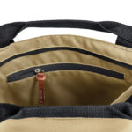 Intérieur d’un sac beige avec poche zippée noire