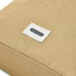 Sac beige avec étiquette brodée blanche