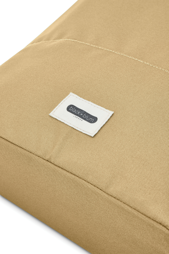 Sac beige avec étiquette brodée blanche