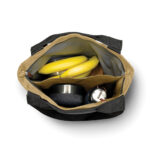 Sac ouvert contenant des bananes et des ustensiles