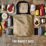 Sac de marché entouré de produits et légumes frais