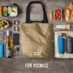 Sac et accessoires pour pique-nique sur table en bois
