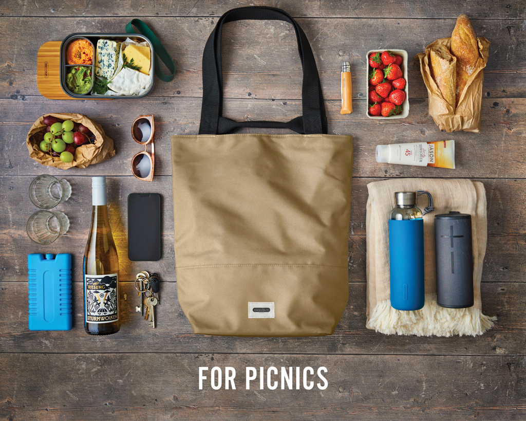 Sac et accessoires pour pique-nique sur table en bois