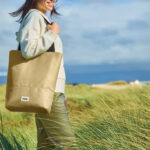 Personne portant un sac beige dans la nature