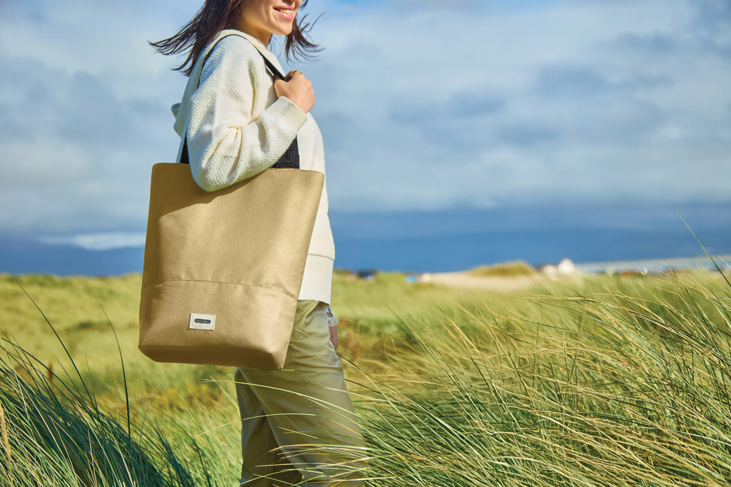 Personne portant un sac beige dans la nature