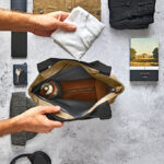 Préparer un sac de voyage avec vêtements et accessoires.