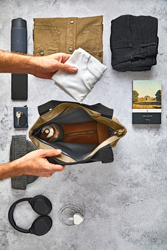 Préparer un sac de voyage avec vêtements et accessoires.