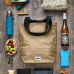 Accessoires et nourriture pour pique-nique sur table en bois