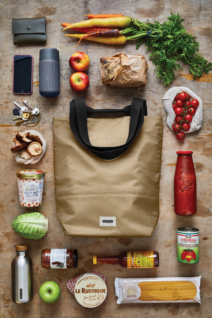 Sac de courses avec aliments frais et produits variés.